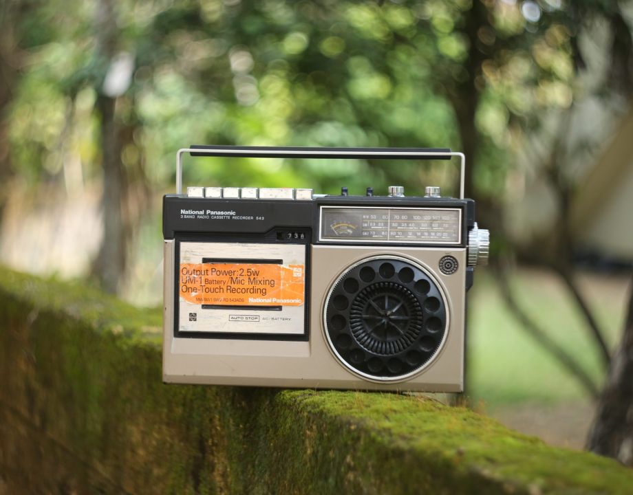 Photo by <a href="https://unsplash.com/@naadirshah?utm_source=unsplash&utm_medium=referral&utm_content=creditCopyText">Naadir Shahul</a> on <a href="https://unsplash.com/s/photos/radio?utm_source=unsplash&utm_medium=referral&utm_content=creditCopyText">Unsplash</a>